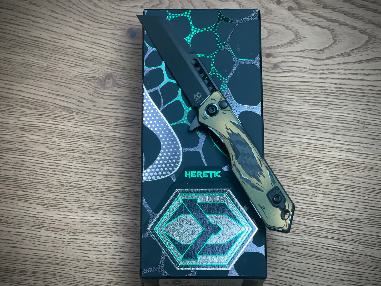 Heretic Knives Jinn Manual Button Lock (Gold & Green Cel Shade Carbon Breach)