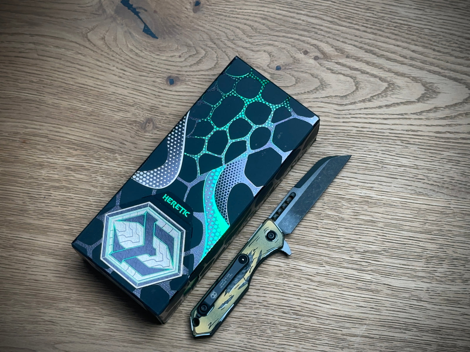 Heretic Knives Jinn Manual Button Lock (Gold & Green Cel Shade Carbon Breach)