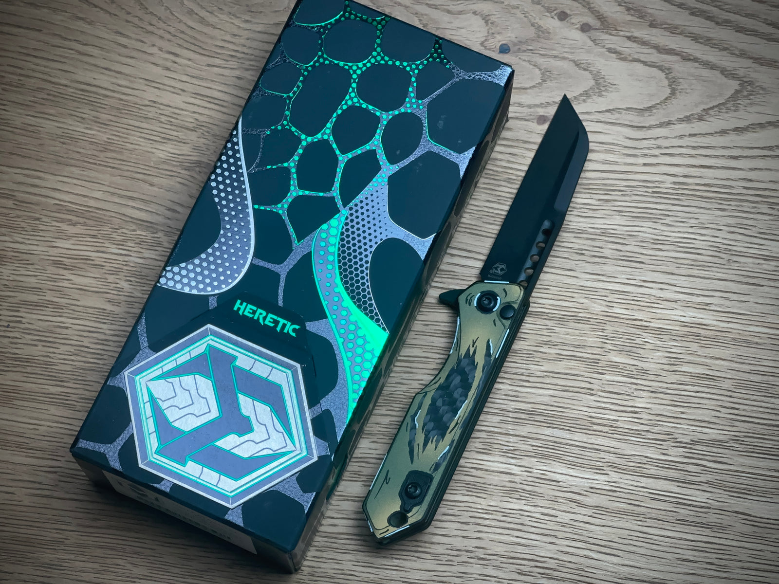 Heretic Knives Jinn Manual Button Lock (Gold & Green Cel Shade Carbon Breach)