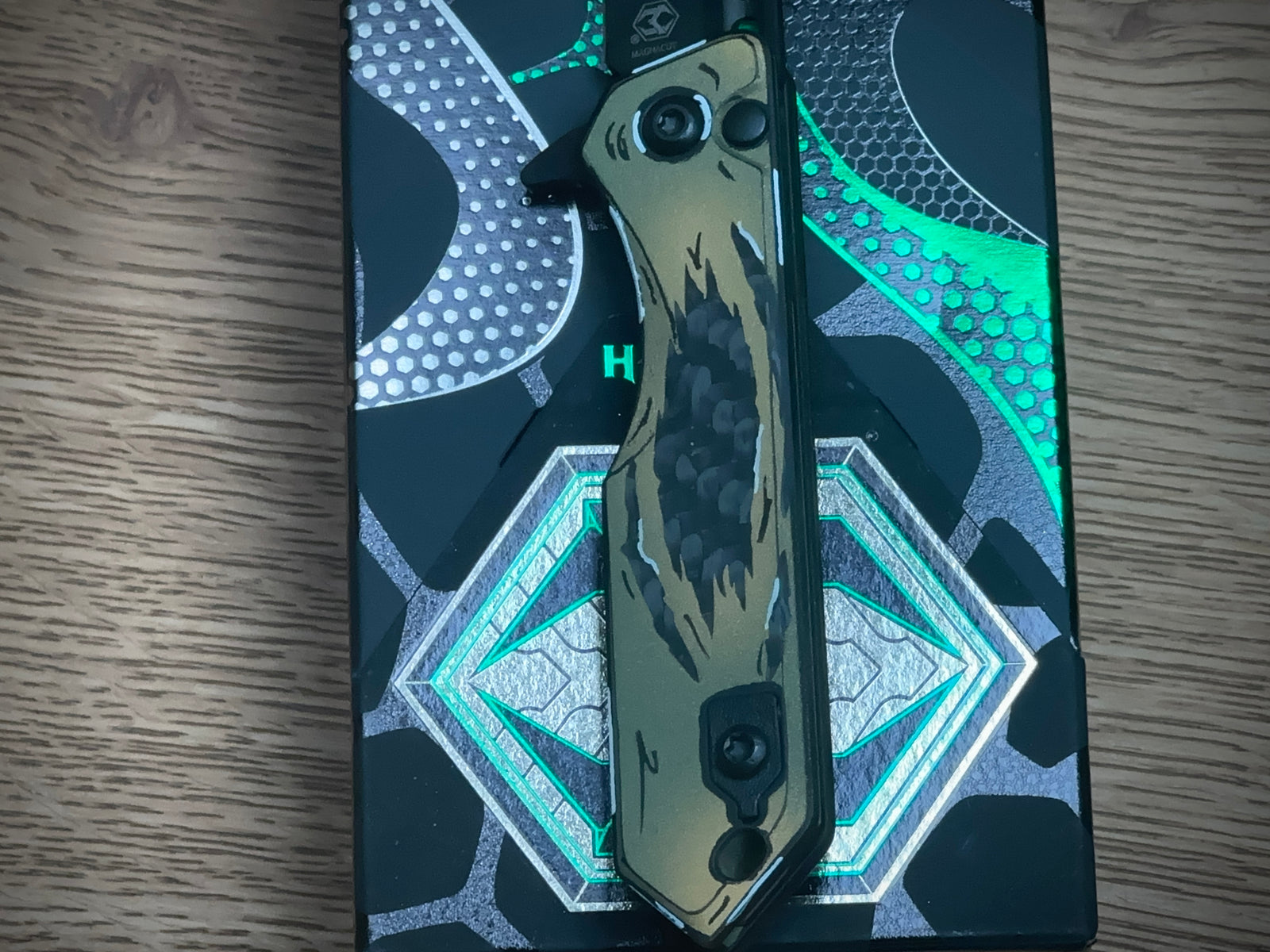 Heretic Knives Jinn Manual Button Lock (Gold & Green Cel Shade Carbon Breach)