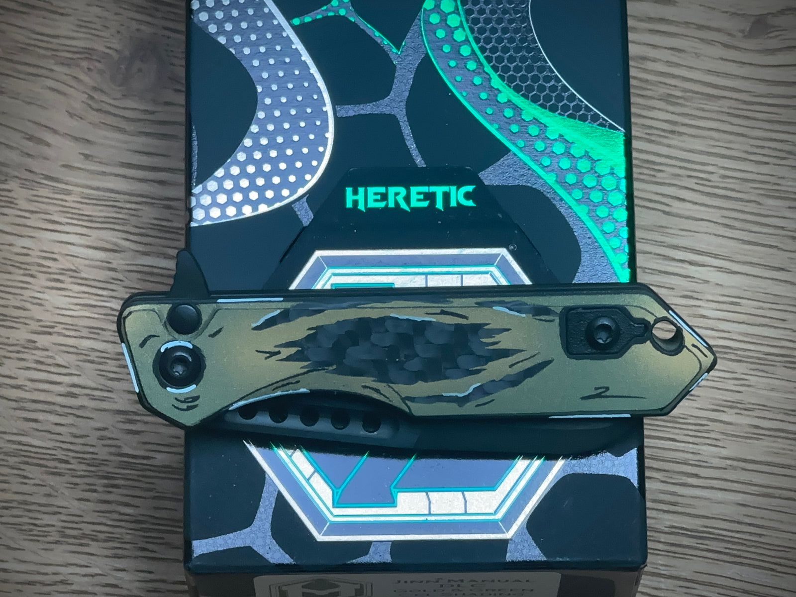 Heretic Knives Jinn Manual Button Lock (Gold & Green Cel Shade Carbon Breach)