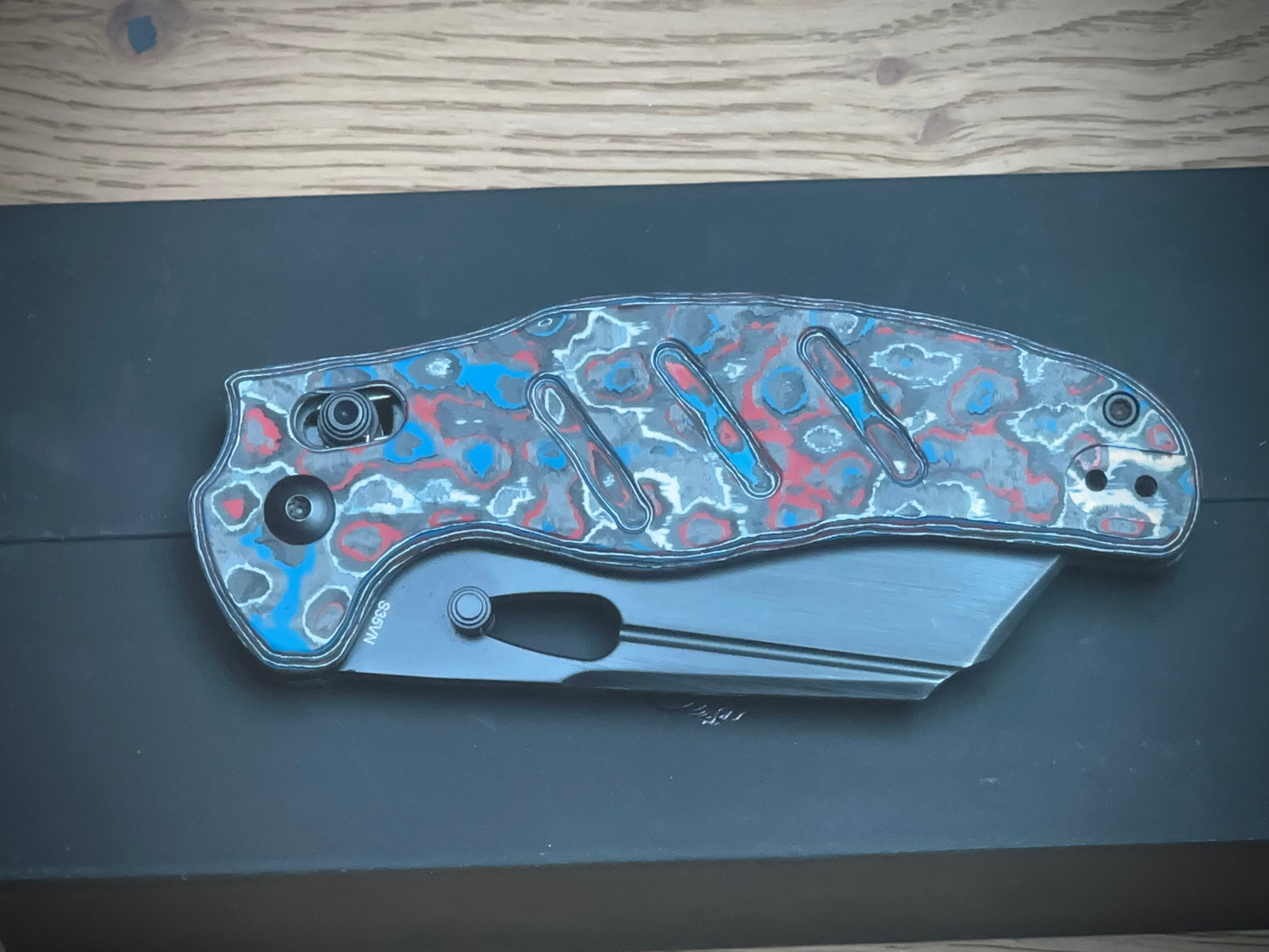Kizer Cutlery Ki4488AC1 Sheepdog Knives Chris Conaway c01c Clutch Lock Flipper Knife 3.15" S35VN Black Stonewashed Sheepsfoot Blade, Nebula FatCarbon Handles, AXIS/Crossbar Lock